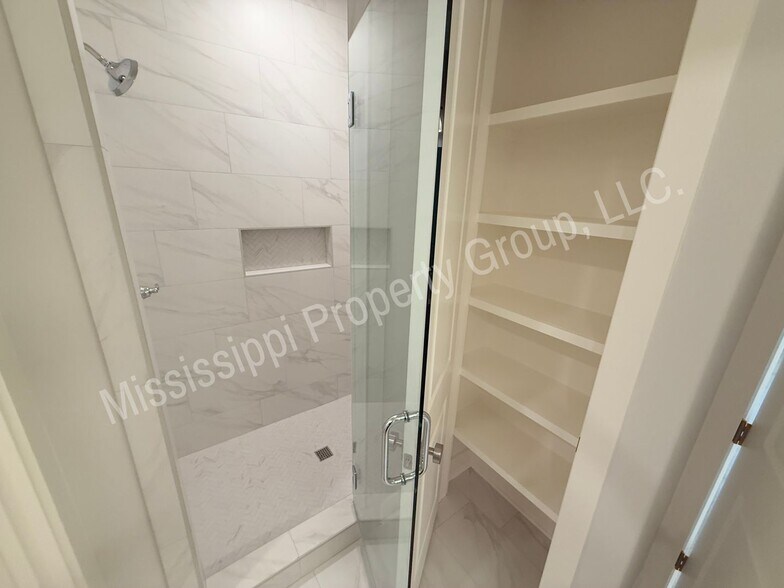 Building Photo - 617 Miramar Ln