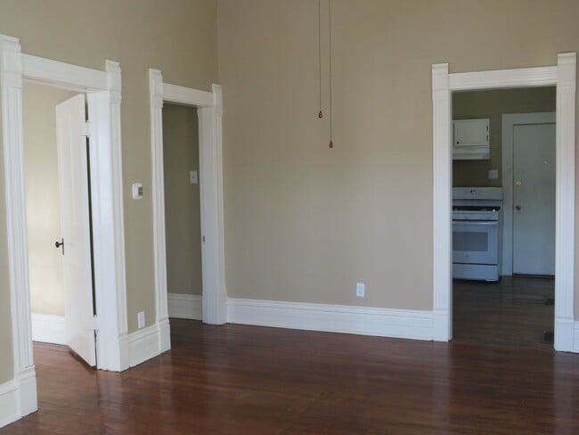 Building Photo - February - One Bedroom Cottage House in the Heart of Downtown (West Central, Downtown)