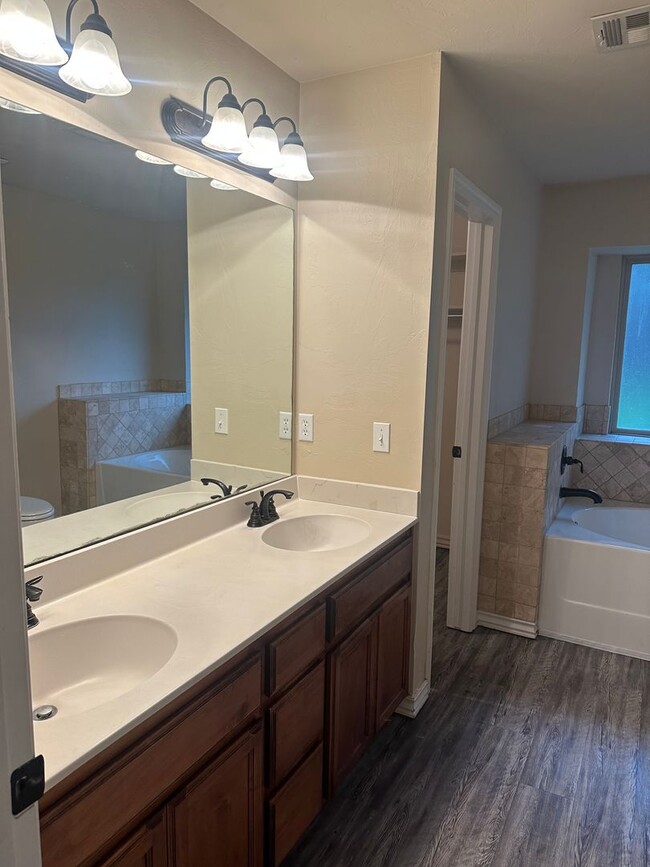 Building Photo - Beautiful 3 Bedroom Home With An In-Ground Storm Shelter!!!