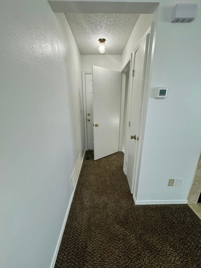 Building Photo - Lovely 3 bedroom/2 bath home in Fountain V...