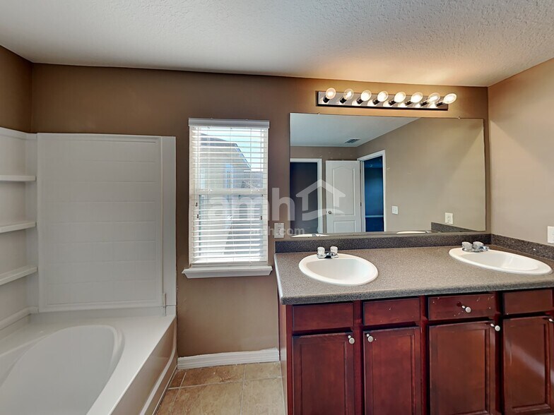 Building Photo - 1706 Bonita Bluff Ct