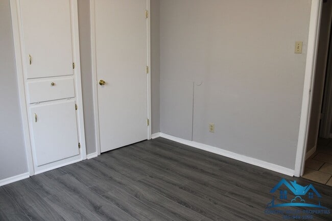 Building Photo - For Rent - 2 Bed/1 Bath Duplex by Base