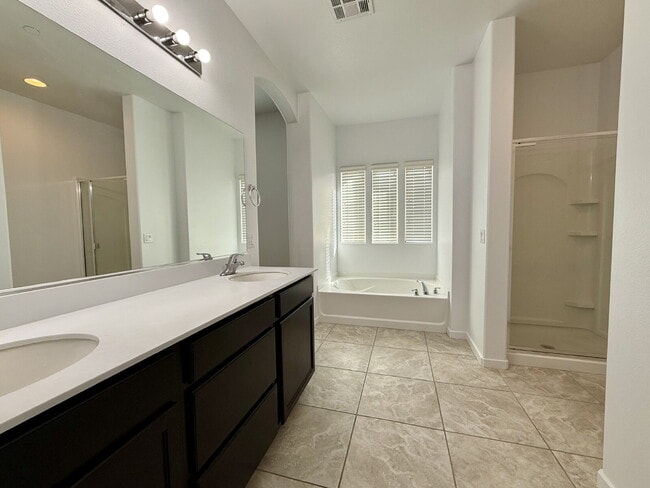 Building Photo - 4 BED, 2.5 BATH, 2 CAR-GARAGE, TWO-STORY, SINGLE FAMILY HOME FOR