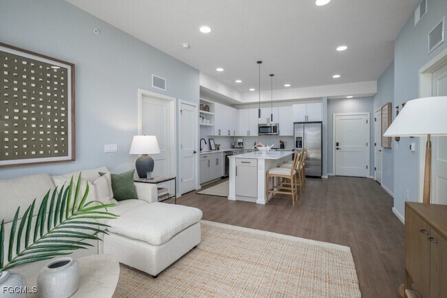 Building Photo - 8552 Collier Blvd