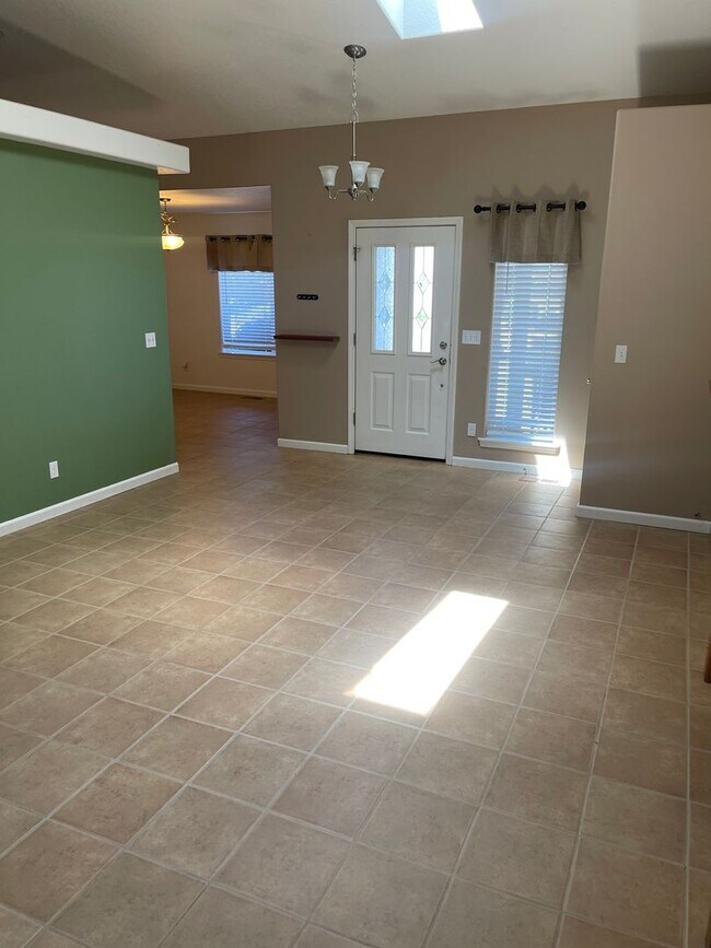 Building Photo - Charming Three Bedroom Pet Friendly Home in Lebanon Or!