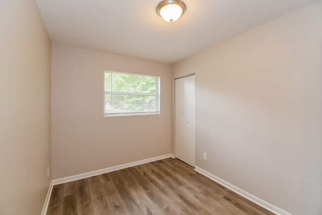 Building Photo - 2123 Patou Dr W