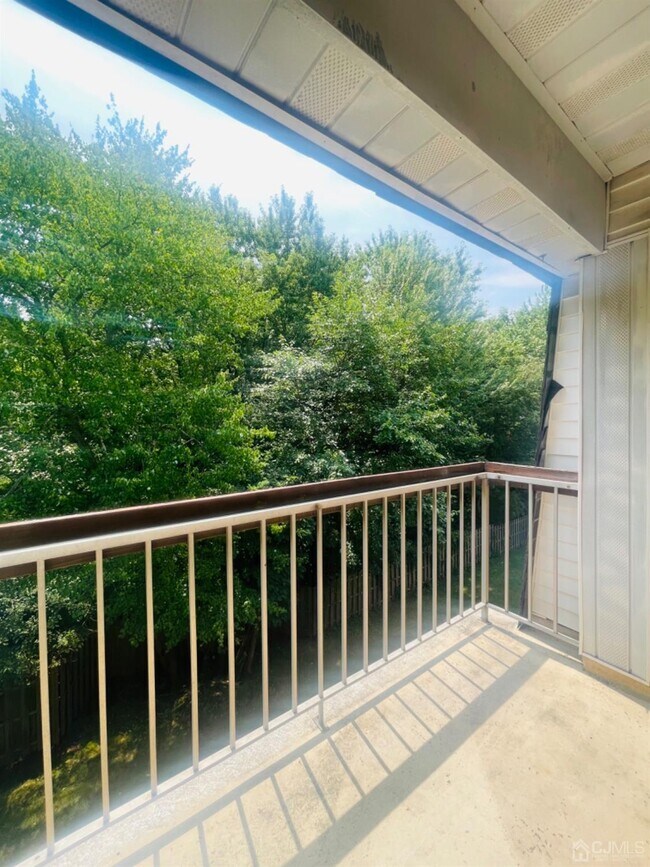 Building Photo - 611 Green Hollow Dr