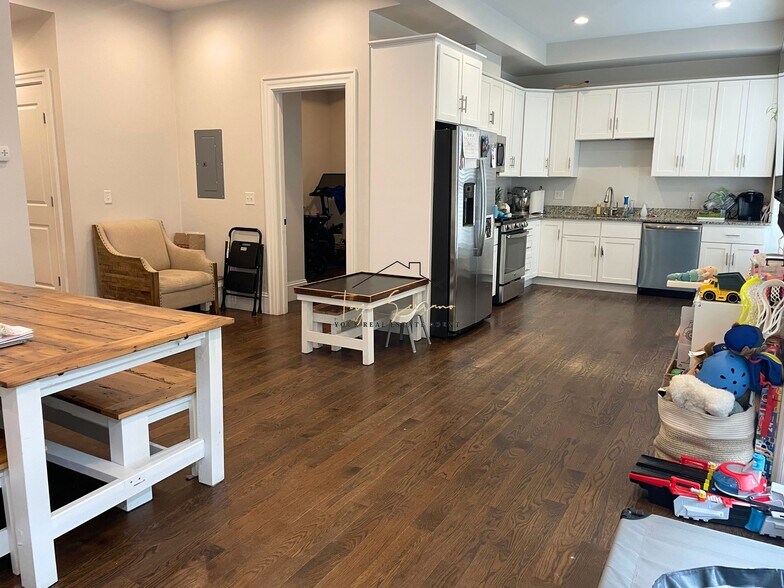 Building Photo - 2044 Beacon St