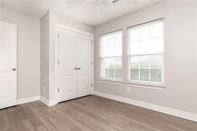 Building Photo - 611 Jack Perry Dr
