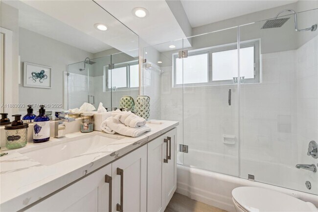 Building Photo - 1424 NE 53rd Ct