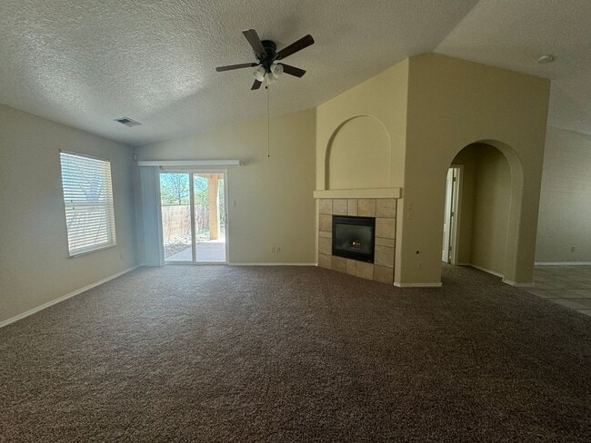 Building Photo - 3 bed 2 bath home