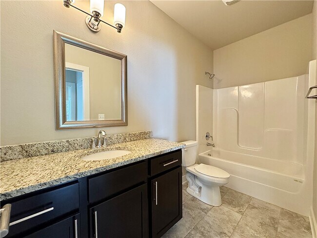 Building Photo - 707 NE Hts Ln