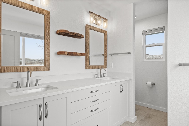 Building Photo - 2967 Lakeshore Dr