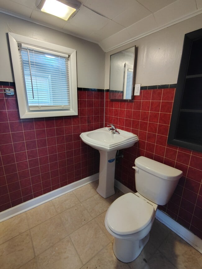 Building Photo - 2407 Custer Ave