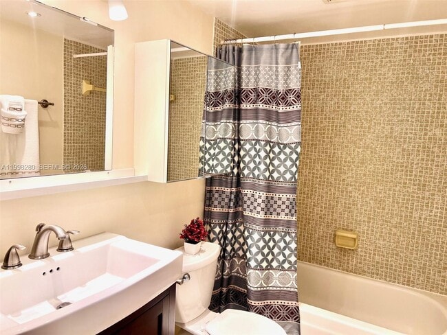 Building Photo - 2841 Somerset Dr