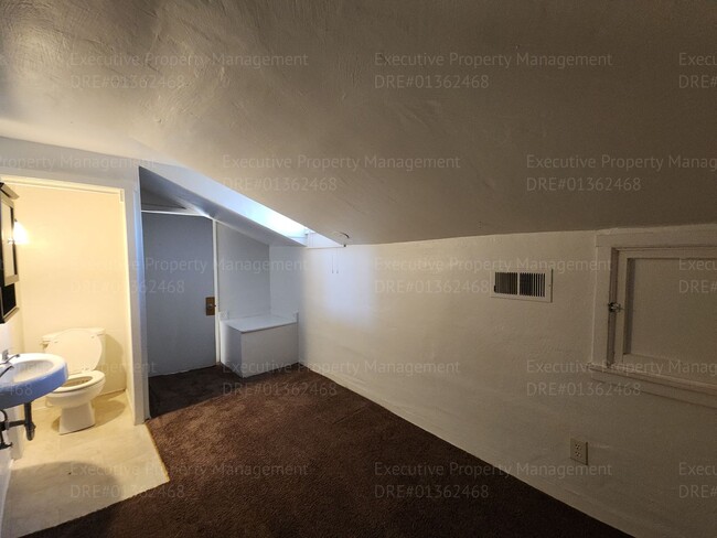 Building Photo - Move in ready. 3 bedrooms/ 1.5 bath, yard,...