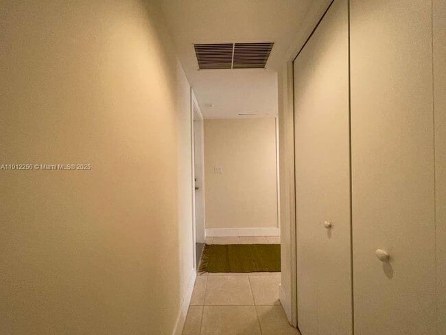 Building Photo - 2950 N Palm Aire Dr