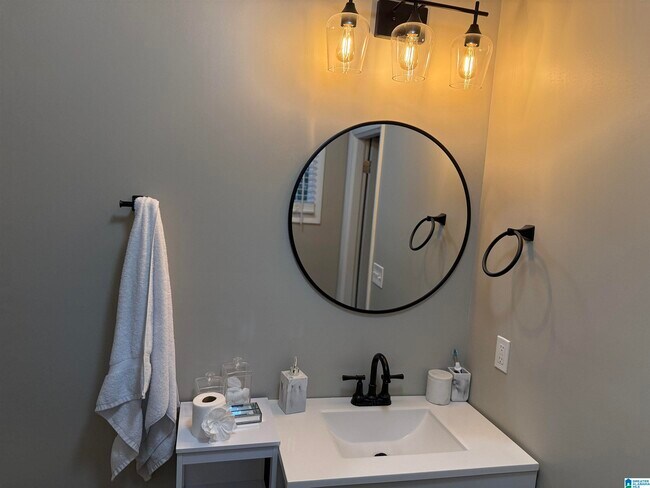 Building Photo - 3153 Woodhaven Dr