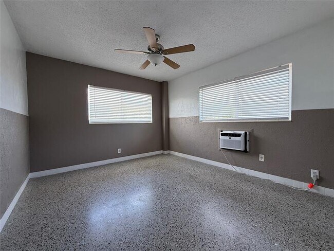 Building Photo - 530 NE 34th Ct