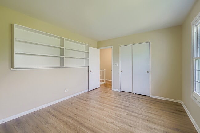 Building Photo - 651 White Ct