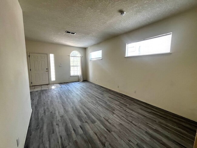 Building Photo - 3 bedroom, 2 bathroom home in NE Heights