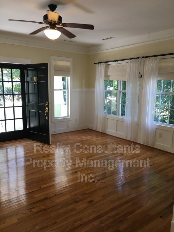 Building Photo - 2461 Lyndhurst Ave
