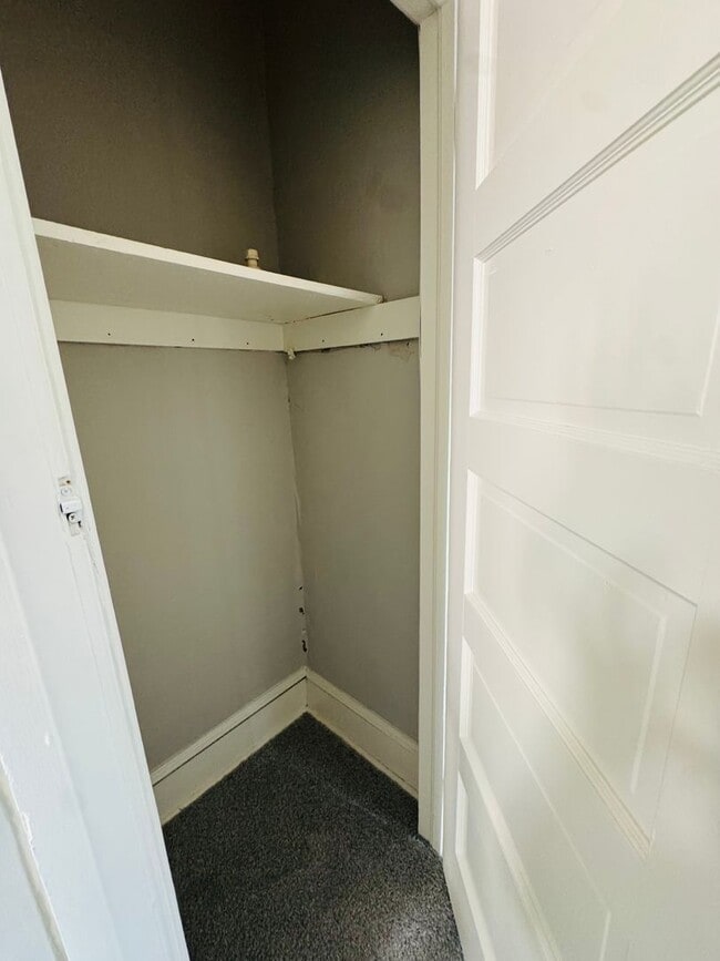 Building Photo - Remodeled 3bd/1 House with Rear yard!! SEC...