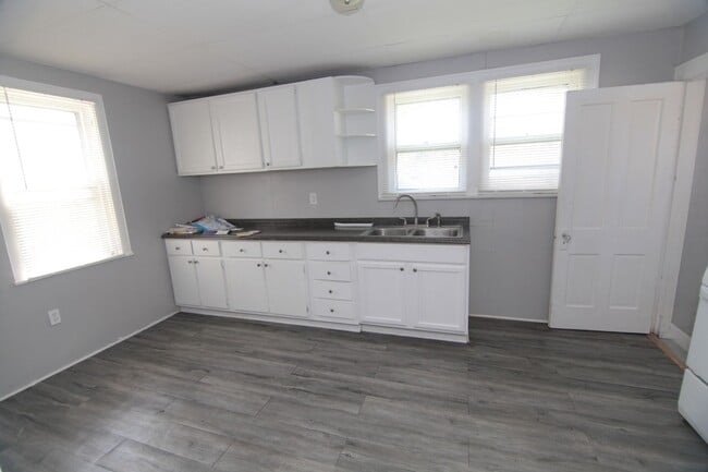 Building Photo - 2 bed 1 bath Moline house!