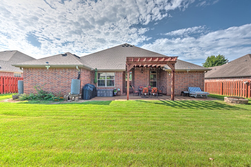 Building Photo - 3400 SW Briar Creek Ave