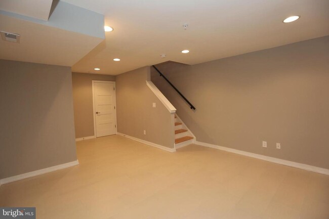 Building Photo - 1106 E Hewson St