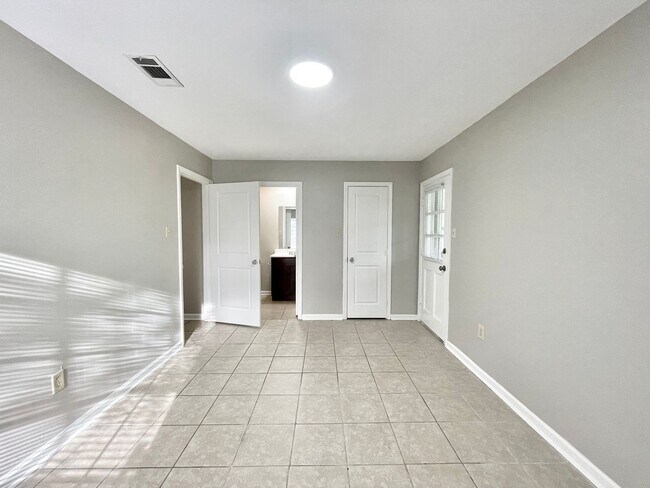 Building Photo - 14911 Central Woods