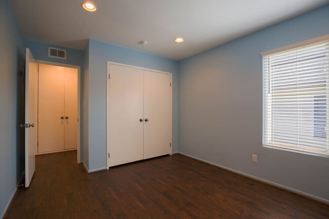 Building Photo - End Unit Townhome with Private Patio