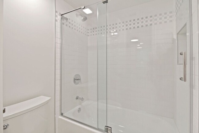 Building Photo - 1 Bed 1 Bath - Rockville Condo - Completel...