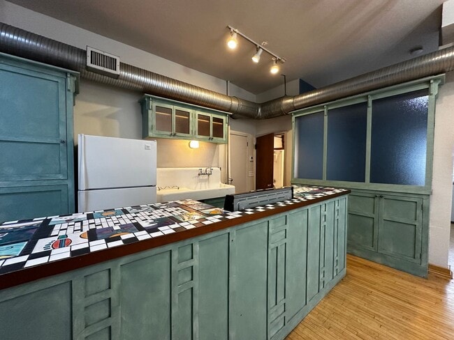 Building Photo - 123 N Broadway