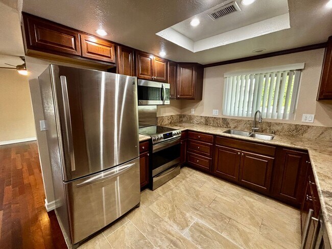 Building Photo - Updated and Spacious 2 bed 1.5 bath