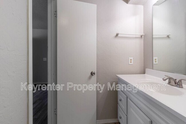 Building Photo - 732 Westridge Ct