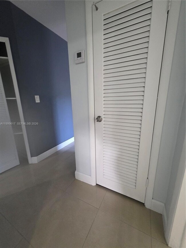 Building Photo - 2832 SW 37th Ave