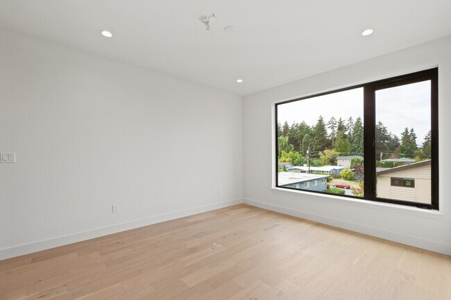 Building Photo - 614 5th Ave S