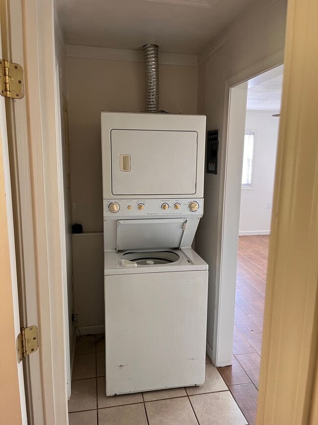 Building Photo - 2 Bedroom || 1 Bathroom Duplex Unit