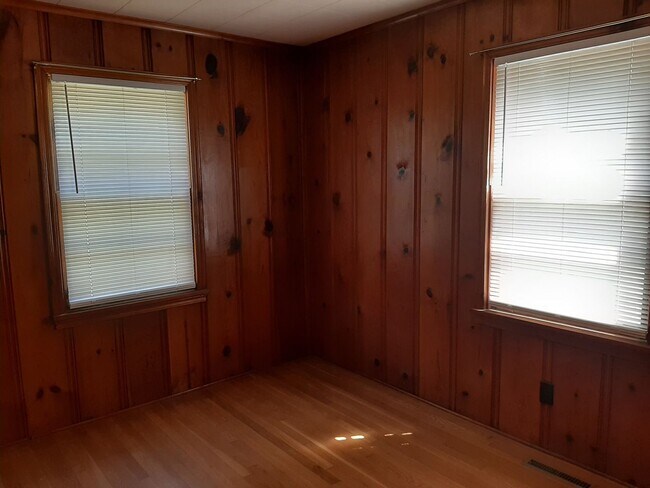 Building Photo - Very cute 2 Bedroom home on a corner lot f...
