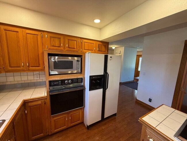 Building Photo - 460 SE Conifer Pl