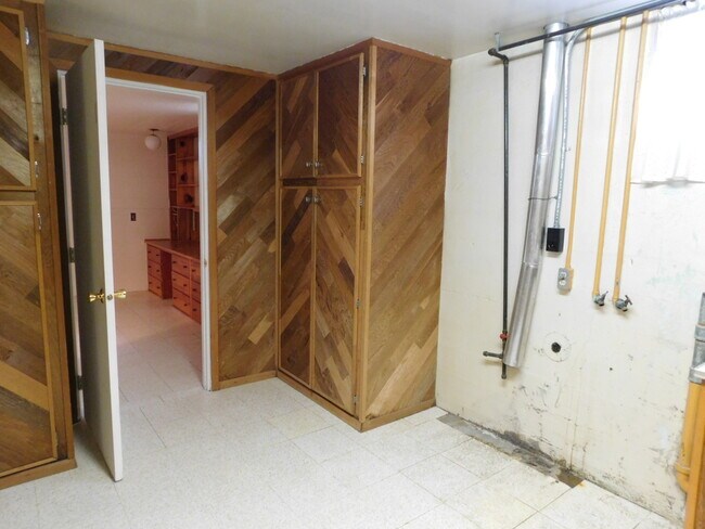 Building Photo - 4Bd/1.5Ba Two Story Home - Available soon!