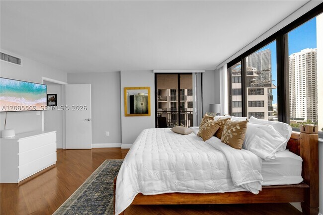 Building Photo - 540 Brickell Key Dr