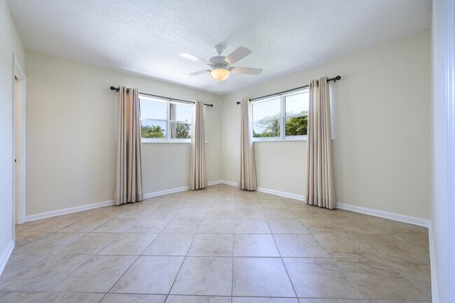 Building Photo - 1452 Crest Dr