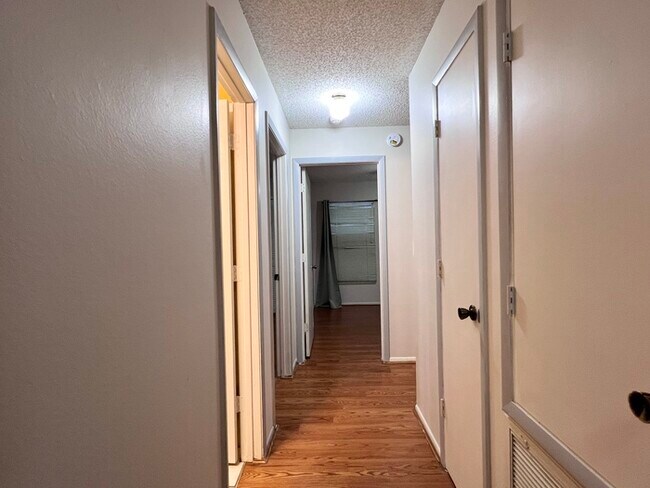 Building Photo - Spacious 3 bedroom 2 bath 2 car garage hom...