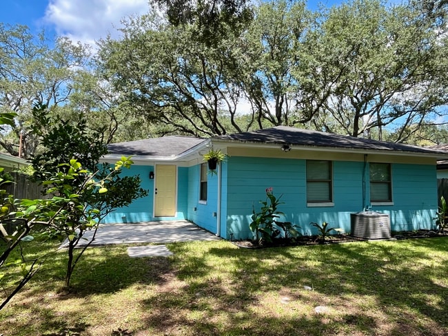 Building Photo - Completely Remodeled! Close to  Historic D...
