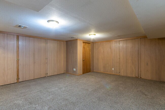 Building Photo - #6 Bedroom House with Awesome Yard Plus Ga...