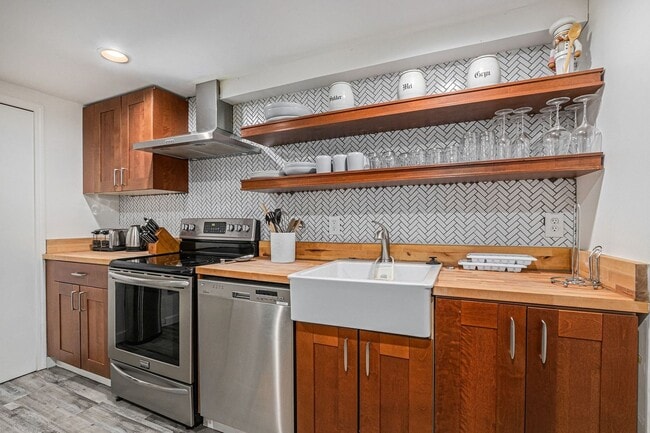 Building Photo - Golden Duplex > Unit is fully furnished feels like NEW!