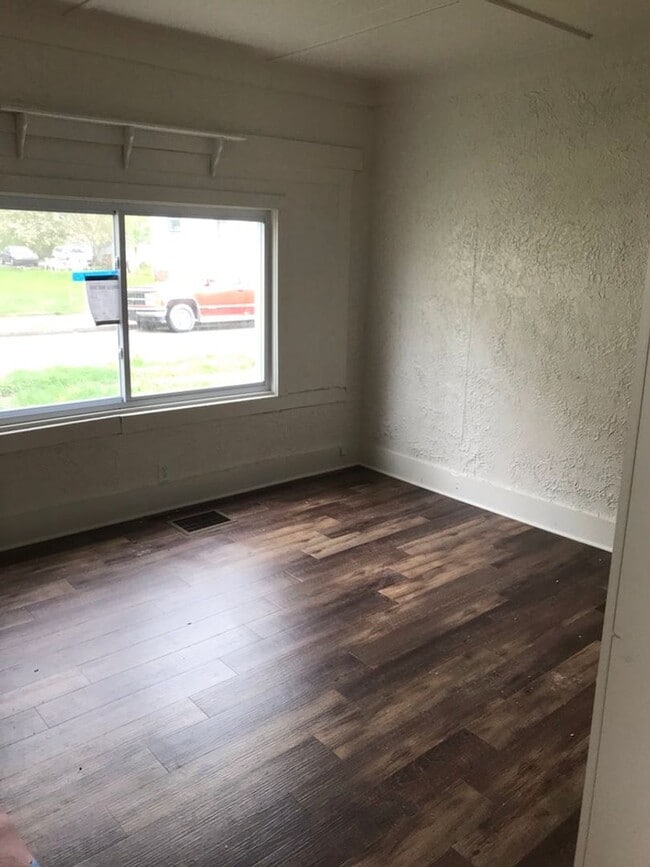 Building Photo - 2 BR 1 1/2 Bath 2 Story Available Now!