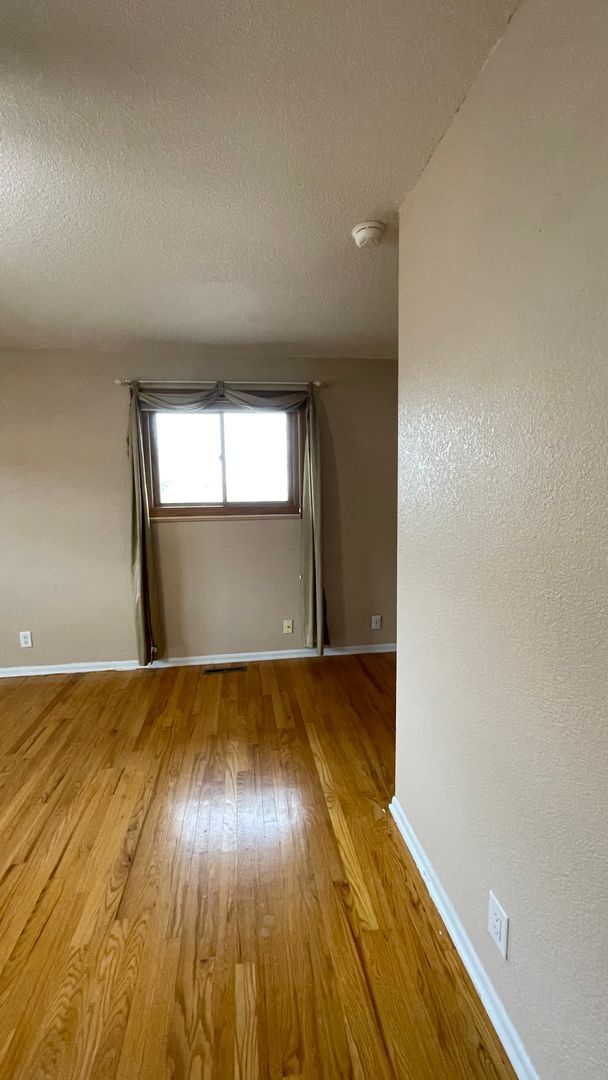 Building Photo - Spacious 4-Bedroom with Mountain Views & U...